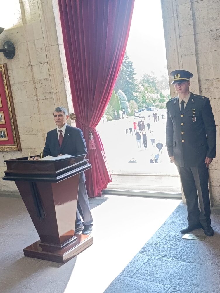 Ankara Balıkesirliler Derneği Başkanı Servet Camgöz Anıtkabir Şeref Defteri’ni imzalarken
