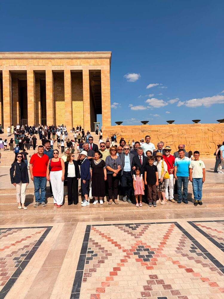 Ankara Balıkesirliler Derneği heyeti Anıtkabir ziyareti sonrasında toplu fotoğrafta