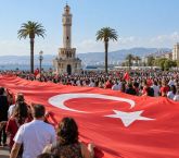 İzmir’in Kurtuluşunun 104. Yılı Cumhuriyet Meydanı’nda Kutlandı