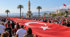 İzmir’in Kurtuluşunun 104. Yılı Cumhuriyet Meydanı’nda Kutlandı