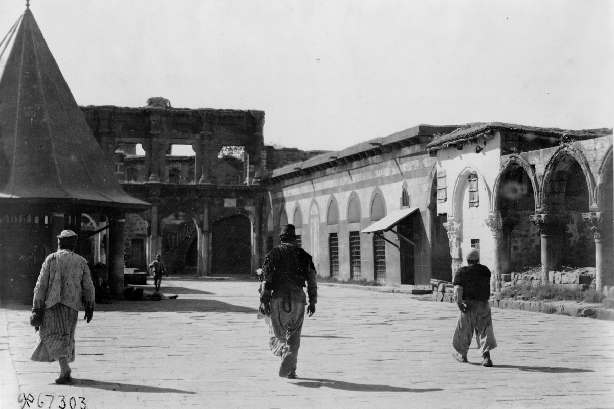 Diyarbakır’da tarihi bir cami avlusundan arşiv görüntüsü