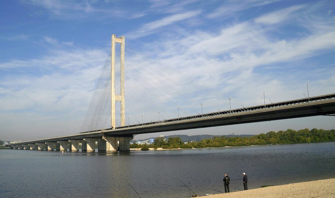 Rusya, Ukrayna’nın başkenti Kiev’de Dinyeper Nehri üzerindeki büyük köprüleri hedef