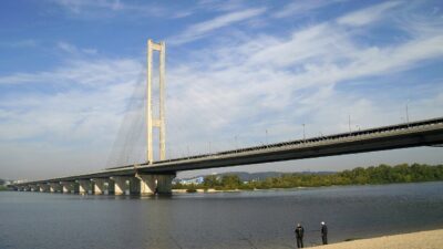 Rusya, Ukrayna’nın başkenti Kiev’de Dinyeper Nehri üzerindeki büyük köprüleri hedef