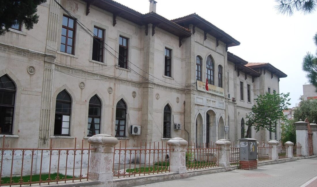 Vali Murat Zorluoğlu başkanlığında yapılan Okul Güvenliği Toplantısı’nda okul çevrelerindeki