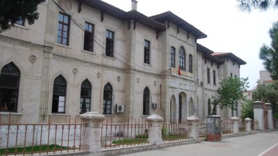 Vali Murat Zorluoğlu başkanlığında yapılan Okul Güvenliği Toplantısı’nda okul çevrelerindeki